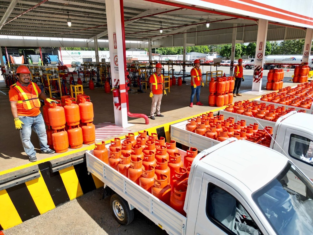 Equipo Tropigas en planta de distribución